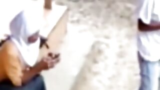 Գունատ մաշկ ունեցող շիկահեր փոքրիկ Դանիել Դելոնեն խենթի պես կոշտ աքլոր է քշում